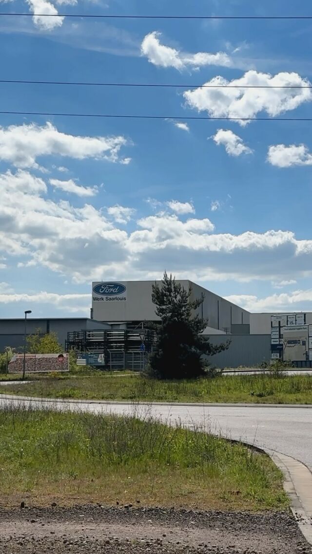 In den kommenden Jahren stehen für Saarwellingen entscheidende Entwicklungen bevor. Die Veränderungen bei den Ford Werken in Saarlouis und im Supplier Park werden uns und unsere Kommune vor große Herausforderungen stellen. Doch anstatt nur zu reagieren, ist es jetzt an der Zeit, aktiv zu gestalten. 🎨Mit Hilfe einer umfassenden Bestandsaufnahme der ansässigen Gewerbe- und Industriebetriebe werden wir deren Abhängigkeit von einzelnen Branchen bewerten und haben anschließend die Möglichkeit, Bedarfe zu ermitteln und Anreize für Neuansiedlungen zu schaffen. Zusätzlich werden wir mit den Besitzern der Bestandsgebäude – wie etwa im Gewerbegebiet John – über ihre künftige Nutzung in den Dialog treten. 🗣️Ein weiterer wichtiger Schritt ist die Wiederbelebung der Interessengemeinschaft für Gewerbetreibende und Unternehmer vor Ort. Gemeinsam mit regionalen und überregionalen Wirtschaftsförderungen werden wir eng zusammenarbeiten, um die Bedingungen für Unternehmensansiedlungen zu verbessern. 🏭Diesen Prozess will unser Bürgermeisterkandidat Horst Brünnet initiieren und koordinieren, bis wieder eine stabile Struktur etabliert ist. 🤝🏻Begleitet uns gerne auf Facebook und Instagram und erfahrt alles über unsere Leitideen für das Saarwellingen von Morgen.Diese findet ihr auch online unter 🔗 www.leitideen-saarwellingen.de (Link in Bio)#fwg #fwgsaarwellingen #freiewaehler #saarwellingen #reisbach #schwarzenholz #saarland #kommunalwahl #fwgreel